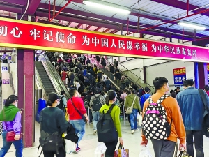 拱北入境區域新通道還未開放,居民及旅客仍要上上落落。.jpg